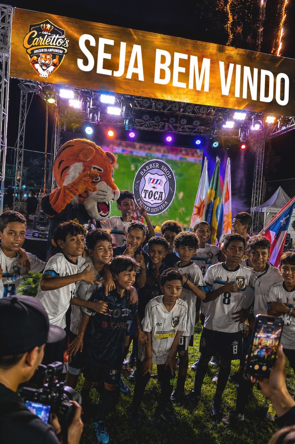 Crianças uniformizadas comemorando na Copa Carlletto's Futebol Campeão, com mascote de tigre, painel de LED, iluminação e estrutura de palco montados pela GDX Brasil sob o letreiro Seja Bem Vindo.